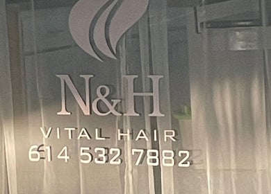 Puerta de N&H Vital Hair en Chihuahua, Chihuahua, MX con logo y número de contacto.