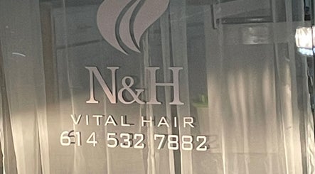 Puerta de N&H Vital Hair en Chihuahua, Chihuahua, MX con logo y número de contacto.