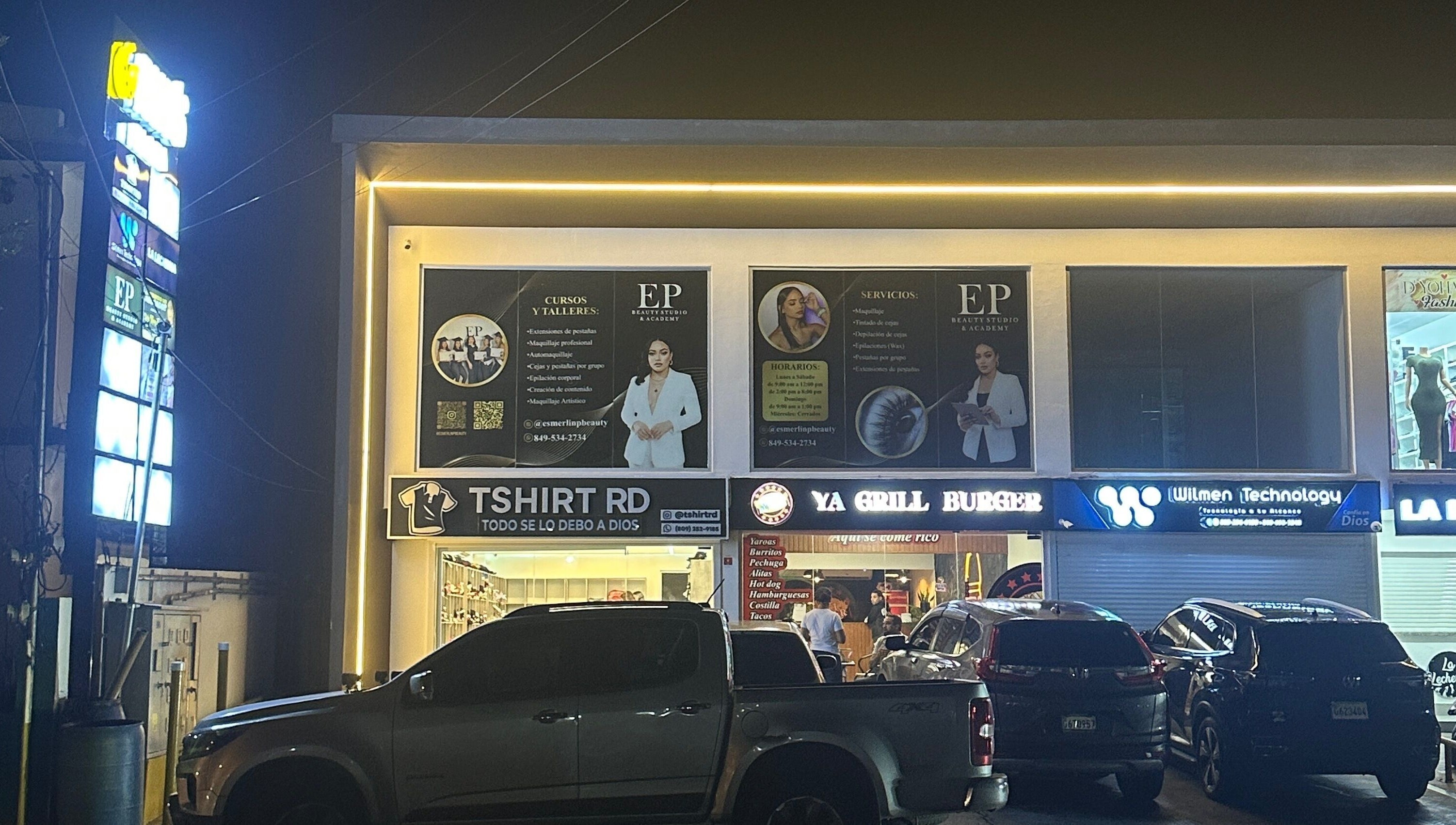 EP Beauty Studio exterior at night in Bonao, Monseñor Nouel, DO, showcasing services and courses.