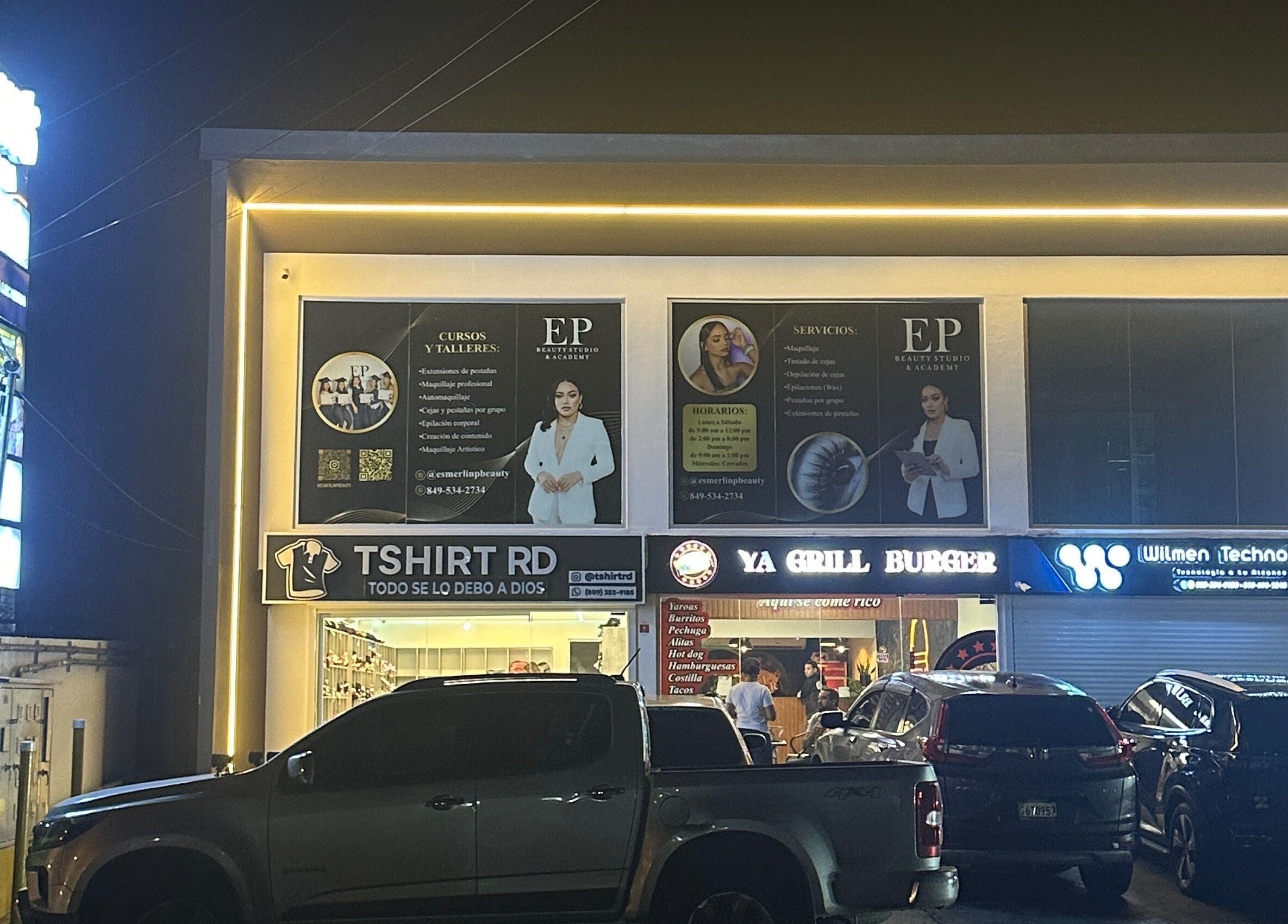 EP Beauty Studio exterior at night in Bonao, Monseñor Nouel, DO, showcasing services and courses.