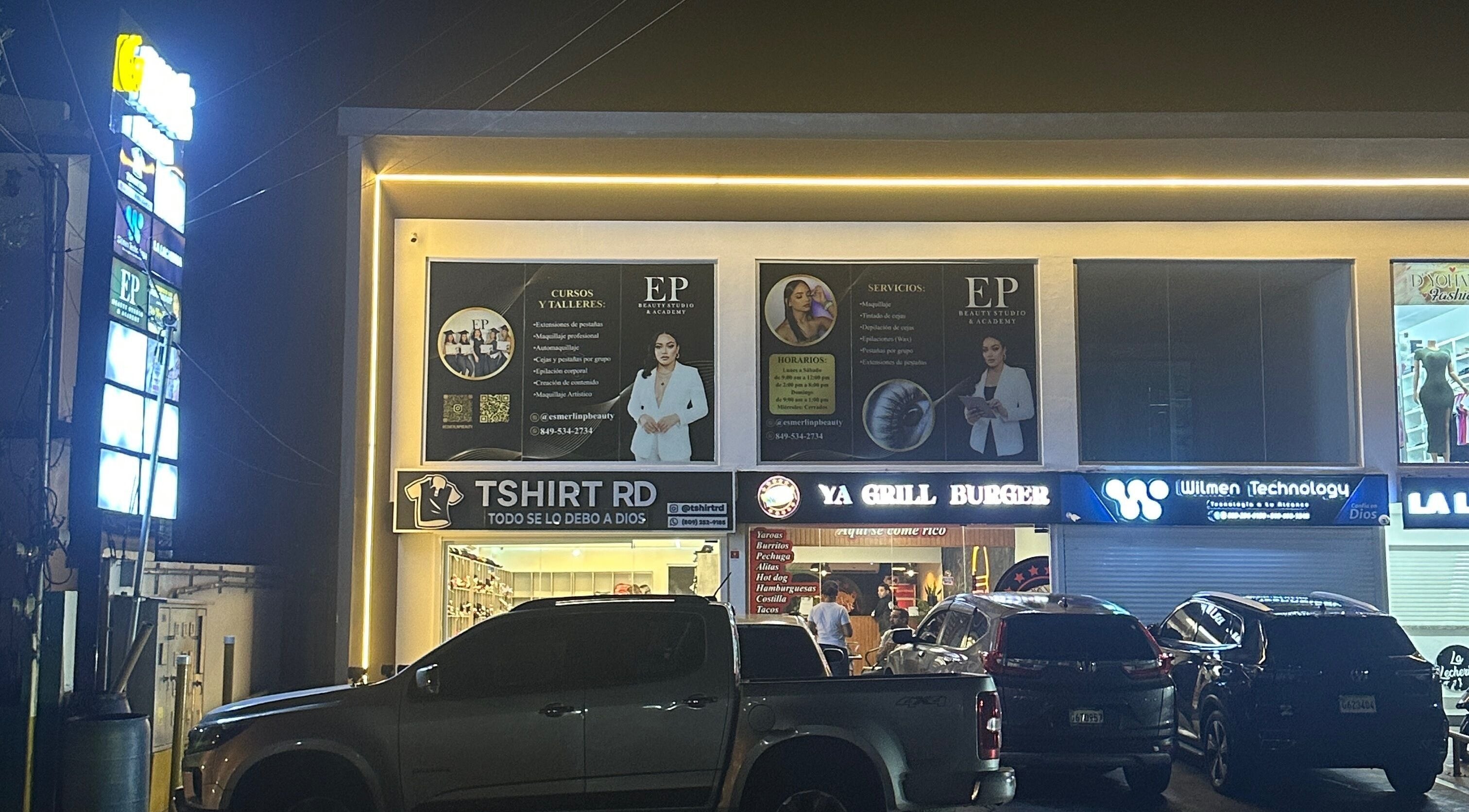 EP Beauty Studio exterior at night in Bonao, Monseñor Nouel, DO, showcasing services and courses.