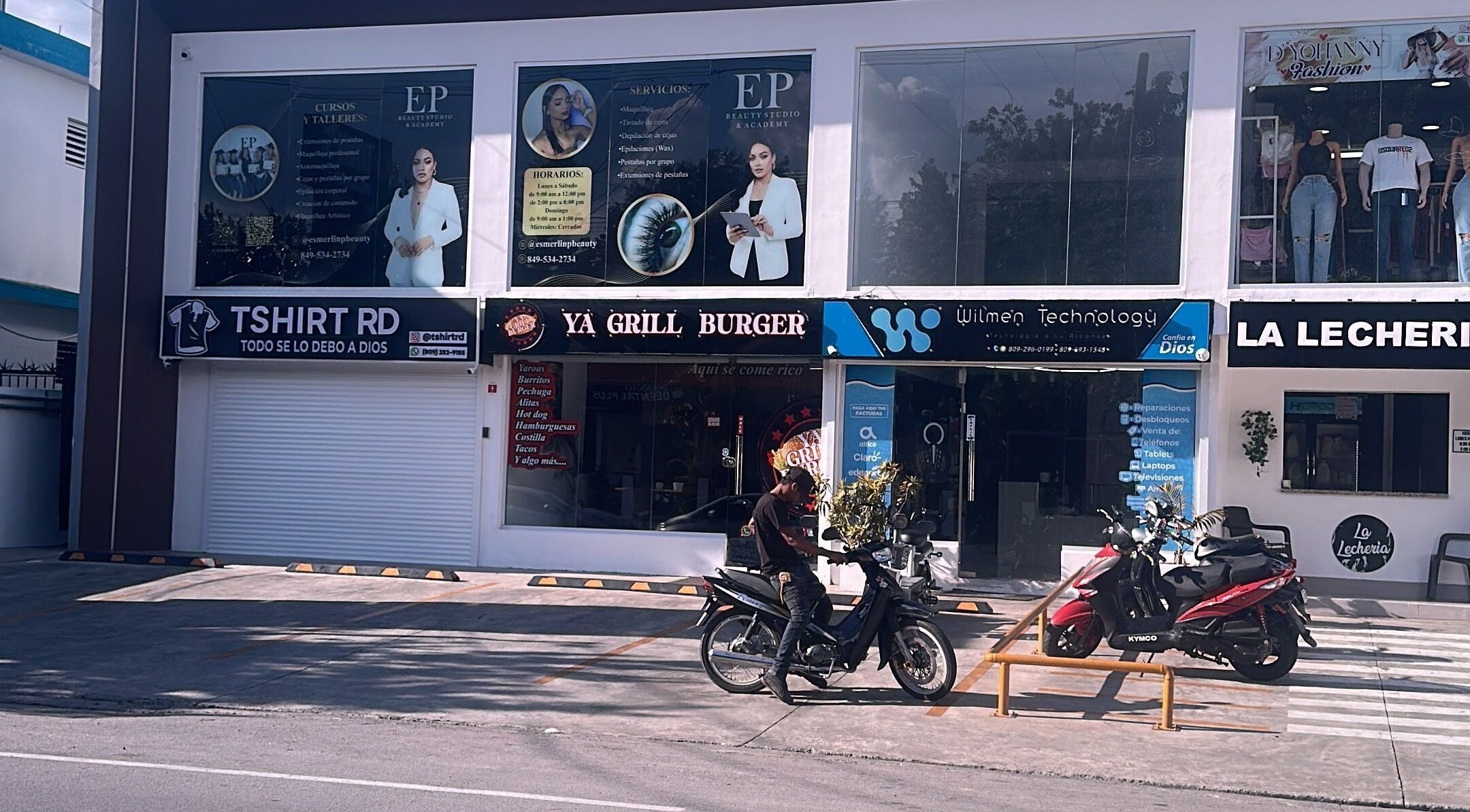 Exterior of EP Beauty Studio in Bonao, Monseñor Nouel, DO, showcasing vibrant signage and adjacent businesses.