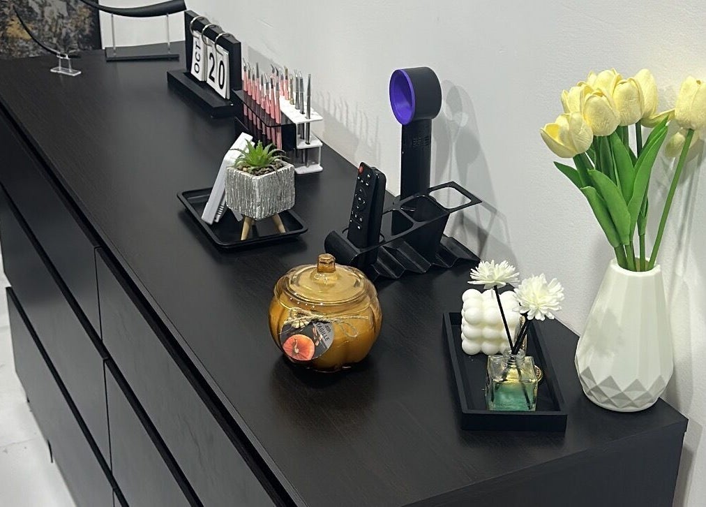 Elegant decor setup at EP Beauty Studio, Bonao, Monseñor Nouel, DO showcasing sleek furnishings and fresh flowers.
