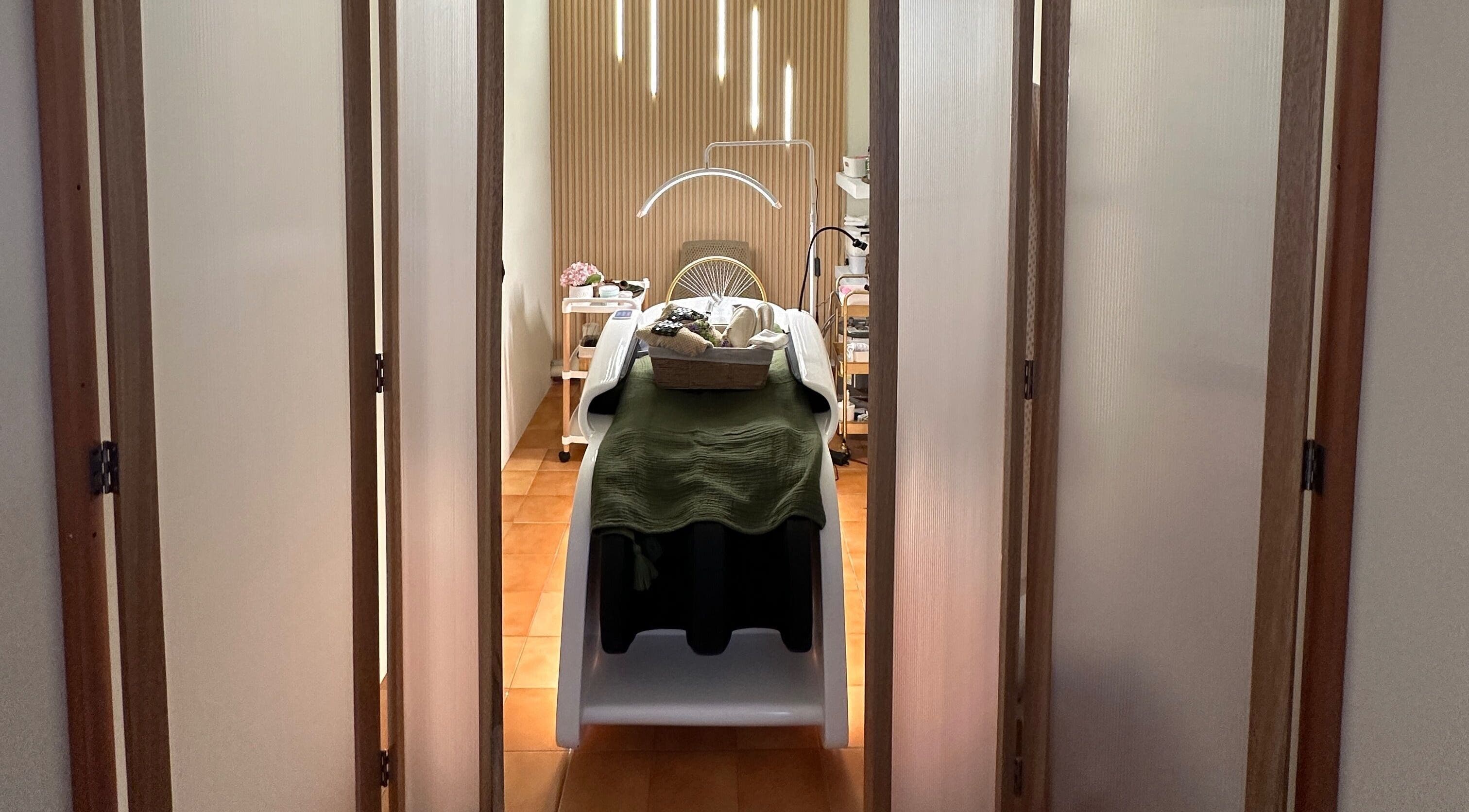 Sala de tratamientos en Vita IV, Torreón, Coahuila De Zaragoza, MX, con camilla y luz suave.