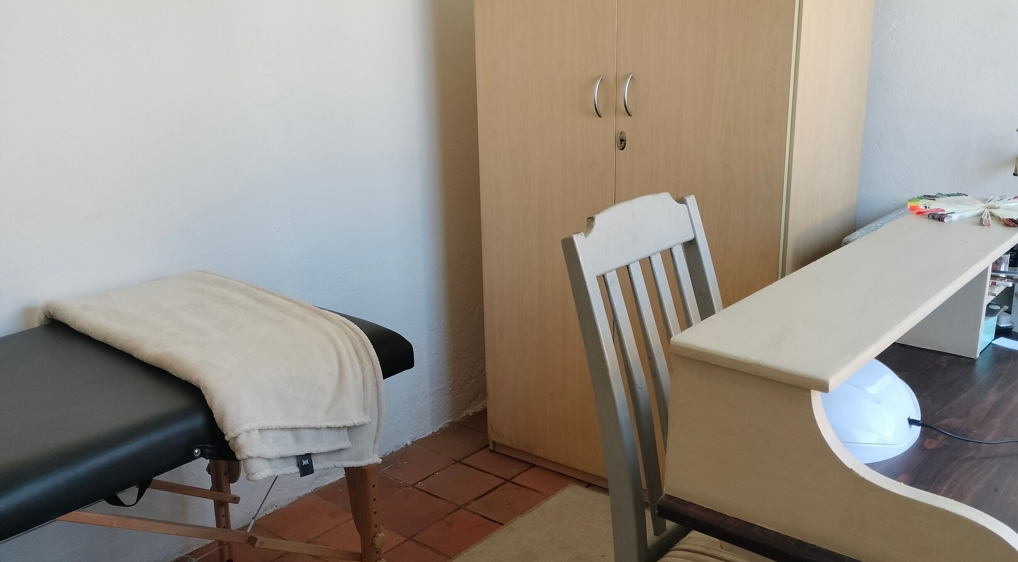 Calming treatment room at Timeless Beauty Bar in Krugersdorp, Gauteng, ZA, featuring a cozy massage table.