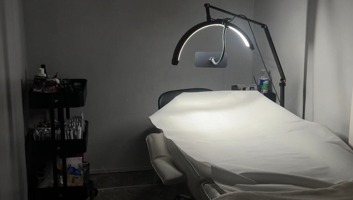 Salle de soins avec chaise et lampe chez Lash'sass, Romainville, Île-de-france, FR.