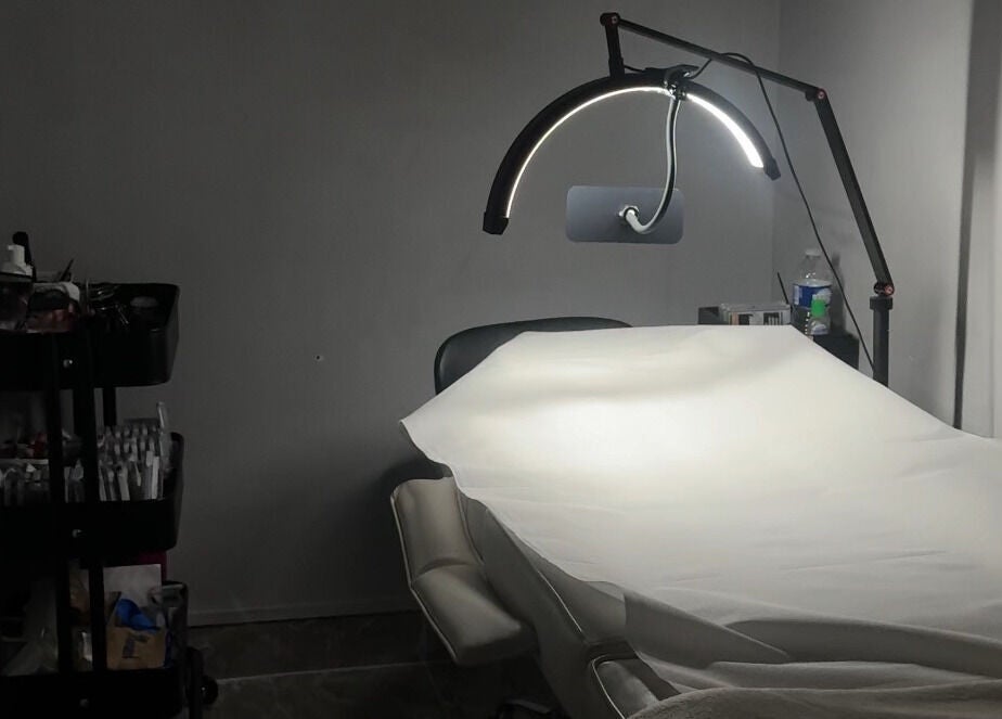 Salle de soins avec chaise et lampe chez Lash'sass, Romainville, Île-de-france, FR.