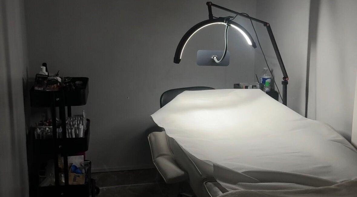 Salle de soins avec chaise et lampe chez Lash'sass, Romainville, Île-de-france, FR.