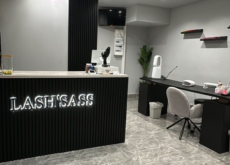 Intérieur moderne de Lash'sass, Romainville, Île-de-france, FR, avec bureau élégant et décoration épurée.