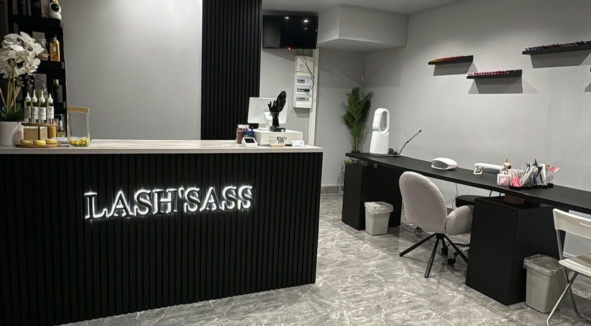 Intérieur moderne de Lash'sass, Romainville, Île-de-france, FR, avec bureau élégant et décoration épurée.