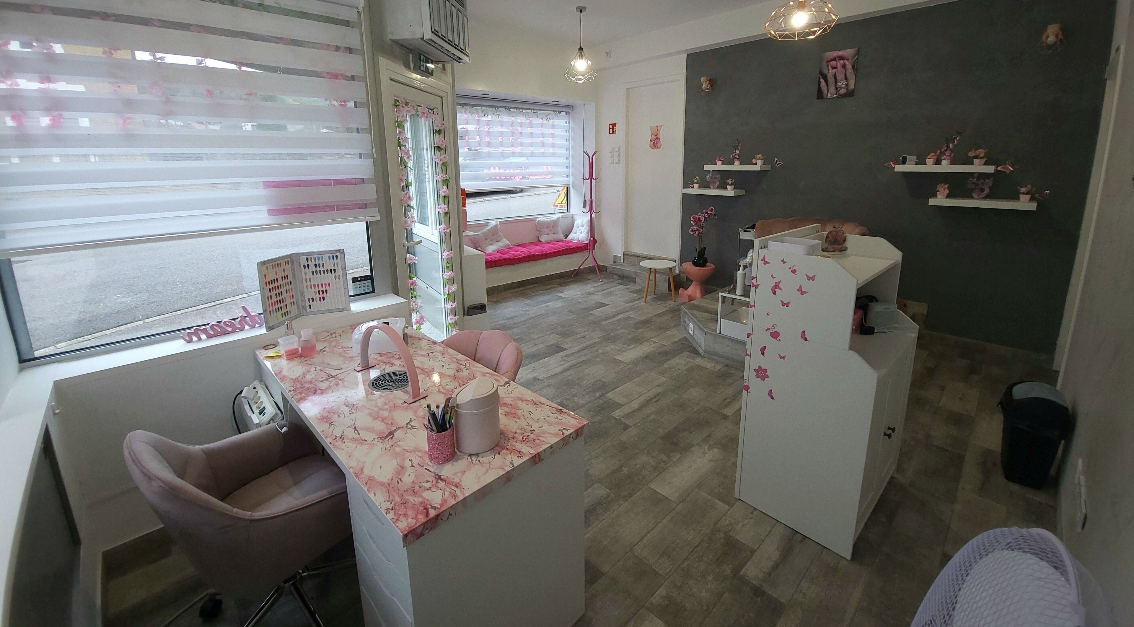 Intérieur élégant de Coco'quette à Audun-le-Tiche, Grand Est, FR avec décor moderne et lumineux.