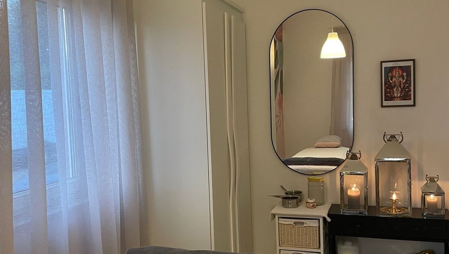 Opustajuća soba u Ponte Porton d.o.o., Novigrad, Istarska, HR s osvijetljenim svijećama i ogledalom.