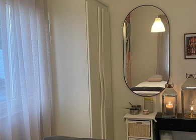 Opustajuća soba u Ponte Porton d.o.o., Novigrad, Istarska, HR s osvijetljenim svijećama i ogledalom.