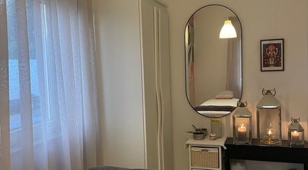 Opustajuća soba u Ponte Porton d.o.o., Novigrad, Istarska, HR s osvijetljenim svijećama i ogledalom.