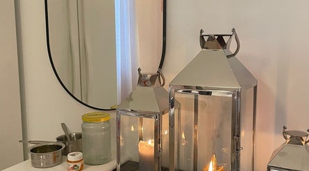 Elegantan svijećnjak u Ponte Porton d.o.o., Novigrad, Istarska, HR stvara opuštajući ambijent.