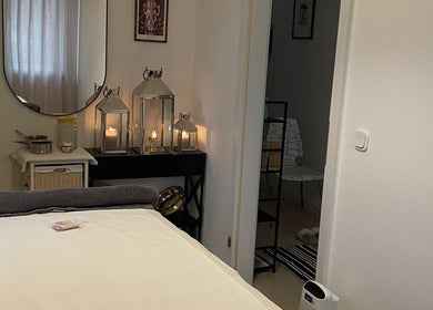 Prostor za masažu u Ponte Porton d.o.o., Novigrad, Istarska, HR s mirnim svijećama i opuštajućim dekorom.