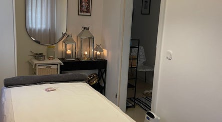 Stol za masažu u Ponte Porton d.o.o., Novigrad, Istarska, HR, s toplom rasvjetom i ogledalom.