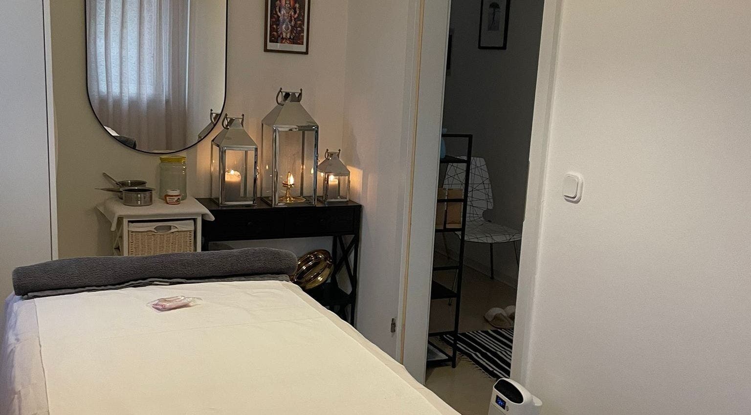 Stol za masažu u Ponte Porton d.o.o., Novigrad, Istarska, HR, s toplom rasvjetom i ogledalom.