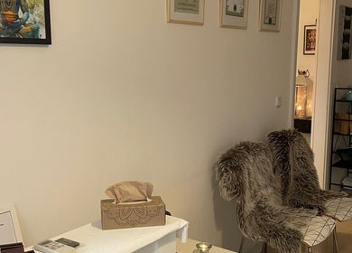 Unutrašnjost salona Ponte Porton d.o.o. u Novigradu, Istarska, HR, s ugodnim dekorom i toplim rasvjetom.