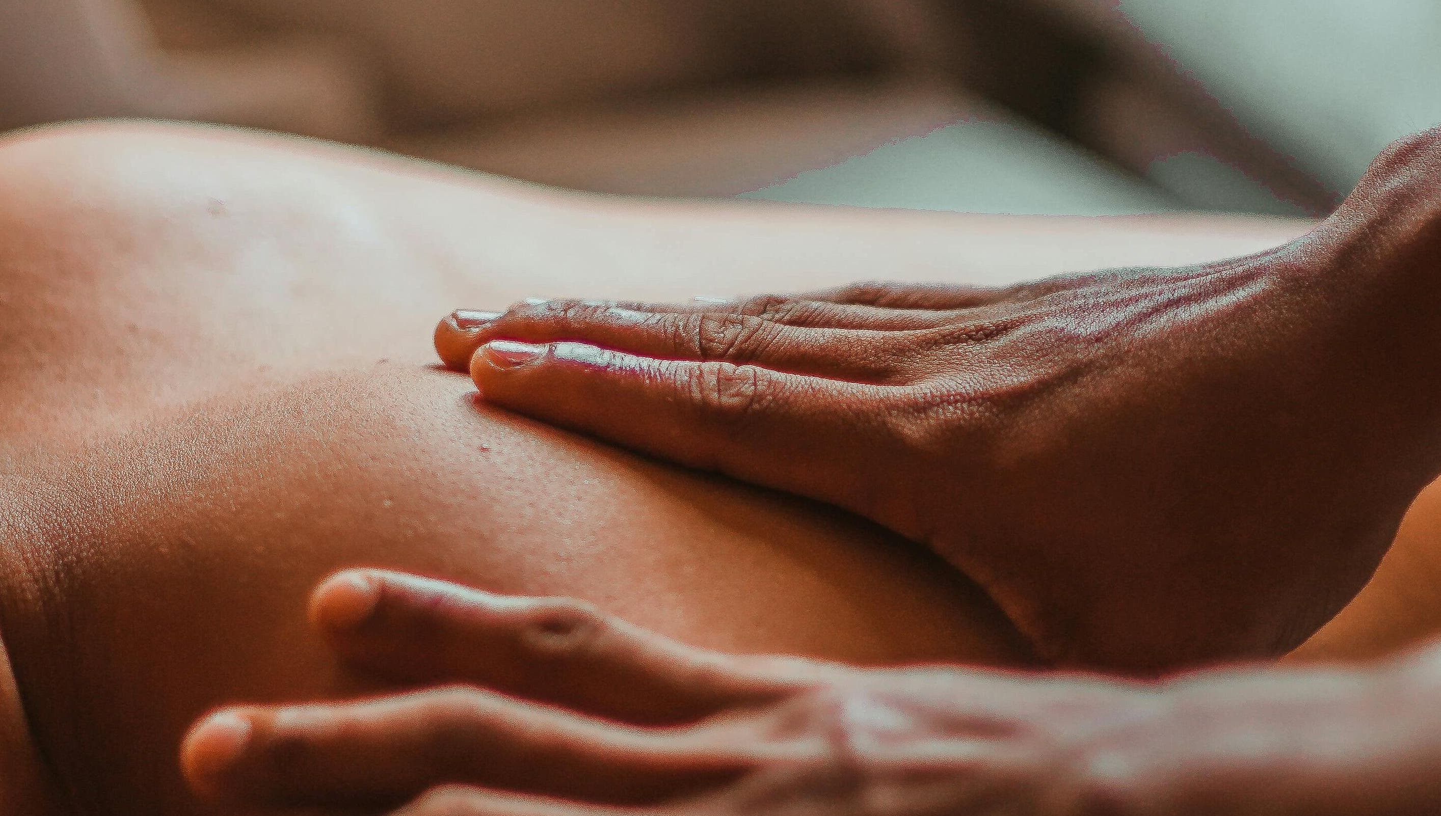 Ręce masujące plecy w Kobido u Zosi, Wierzbin, Województwo Mazowieckie, PL.