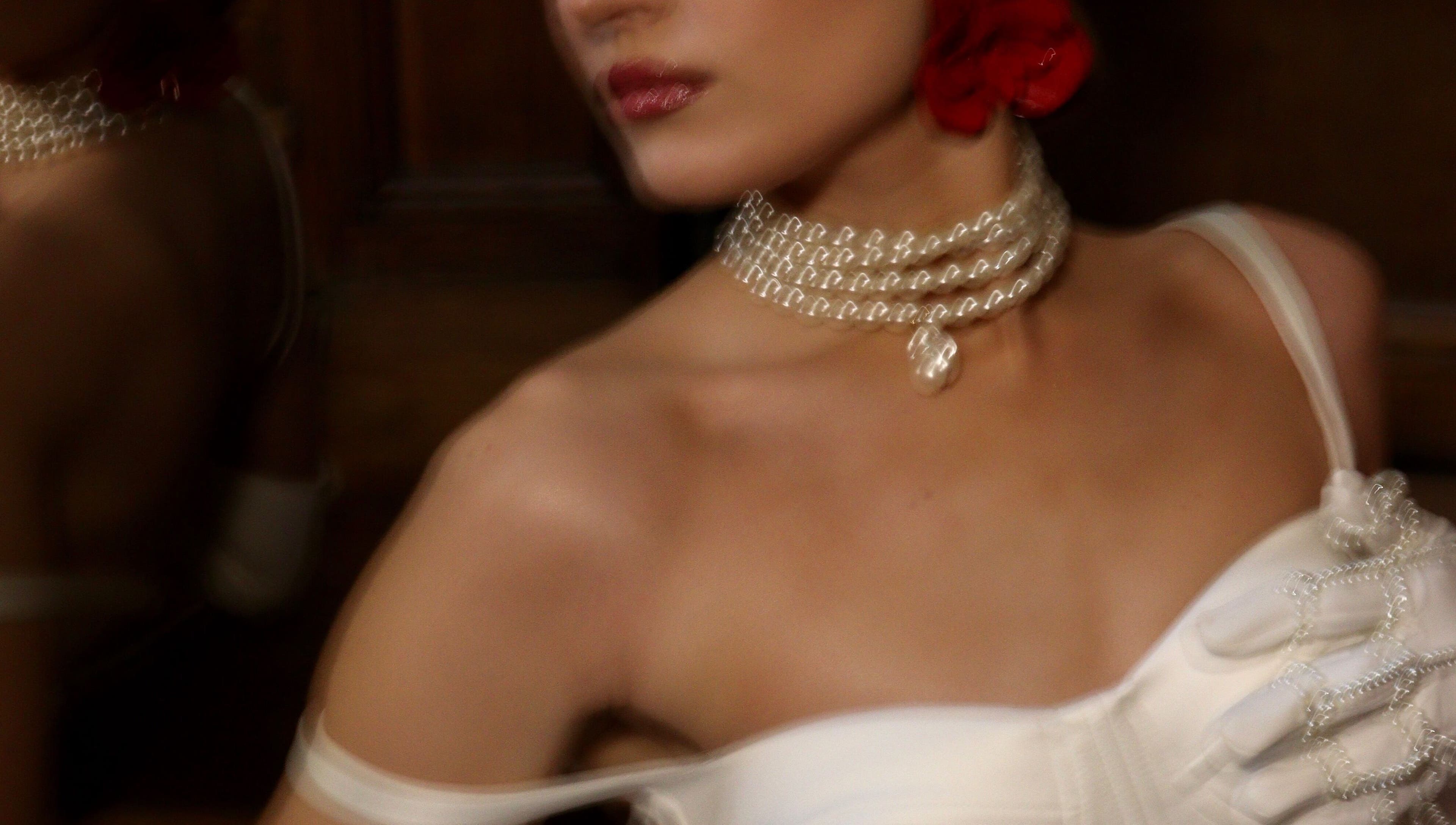 Женщина в белом платье и жемчужном ожерелье в Lubi.studio, Рига, LV.