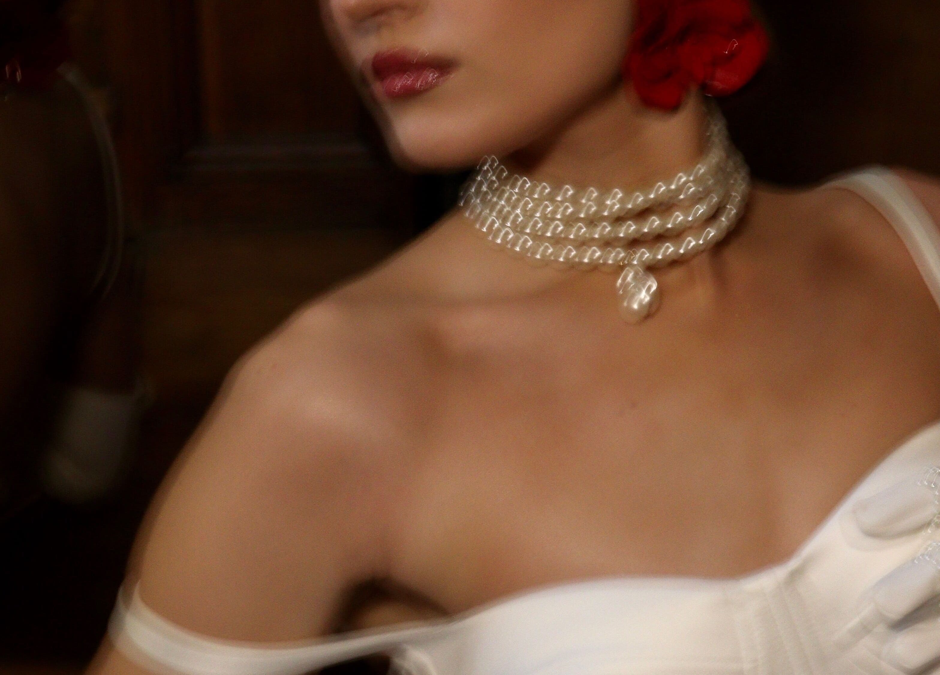 Женщина в белом платье и жемчужном ожерелье в Lubi.studio, Рига, LV.