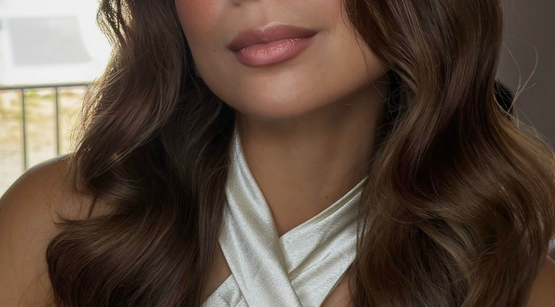 Женщина с классическими волнистыми волосами в Lubi.studio, Рига, LV.