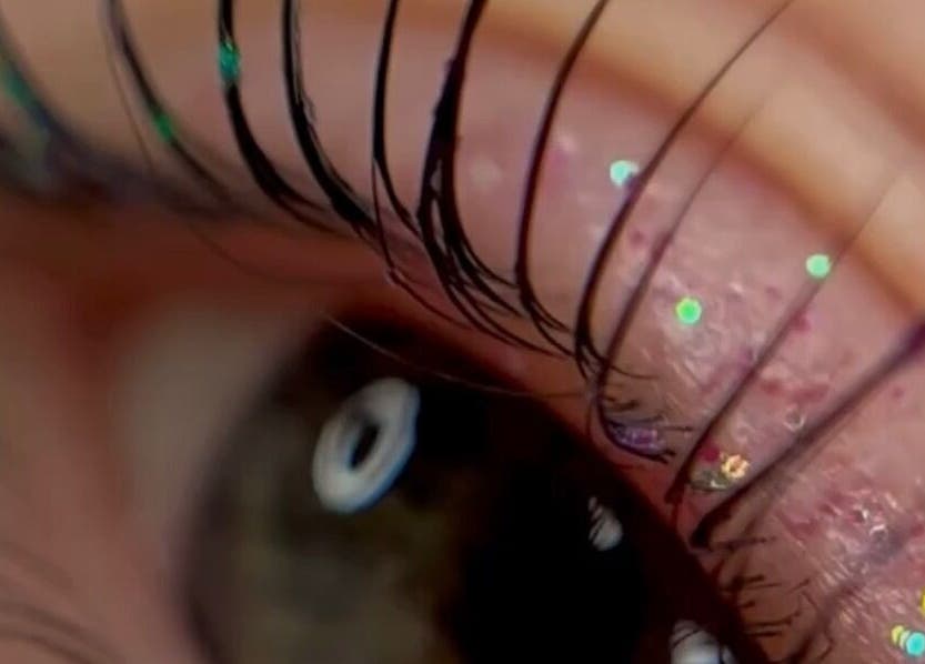 Блестящие ресницы на глазах в Lubi.studio, Рига, LV, создают эффектный образ.