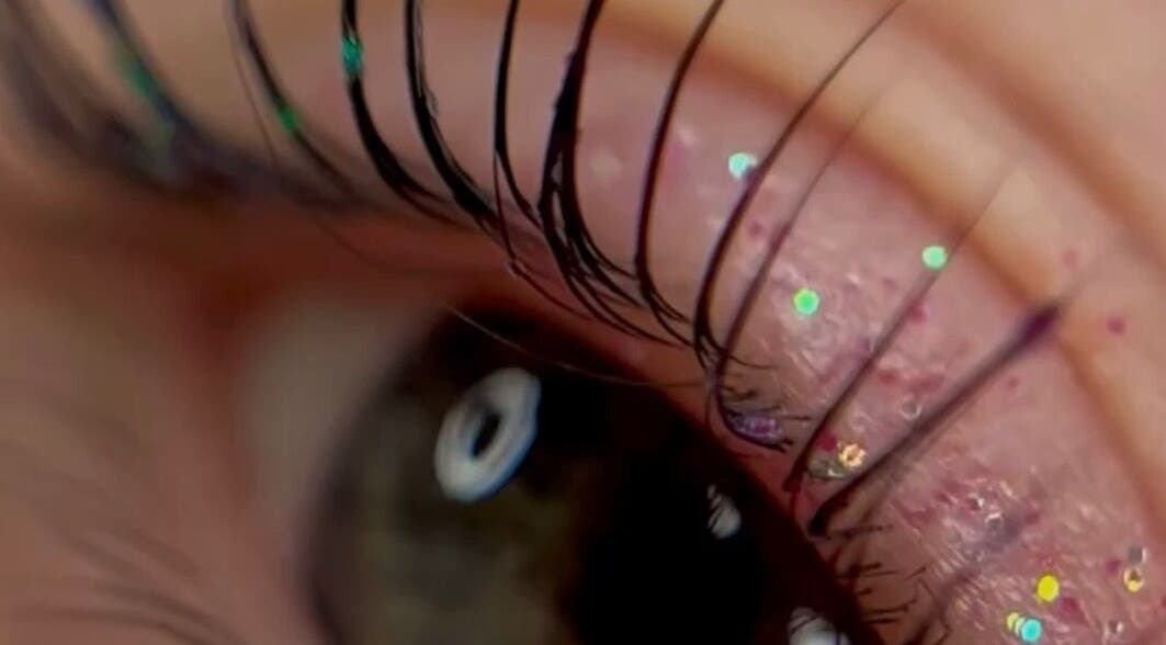 Блестящие ресницы на глазах в Lubi.studio, Рига, LV, создают эффектный образ.