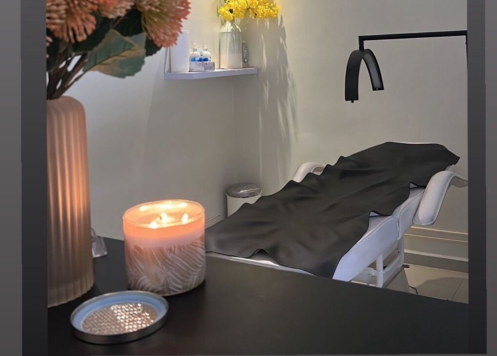 Cozy treatment room at The Sugaring Salon in Willemstad, CW with candle light and soothing ambiance.