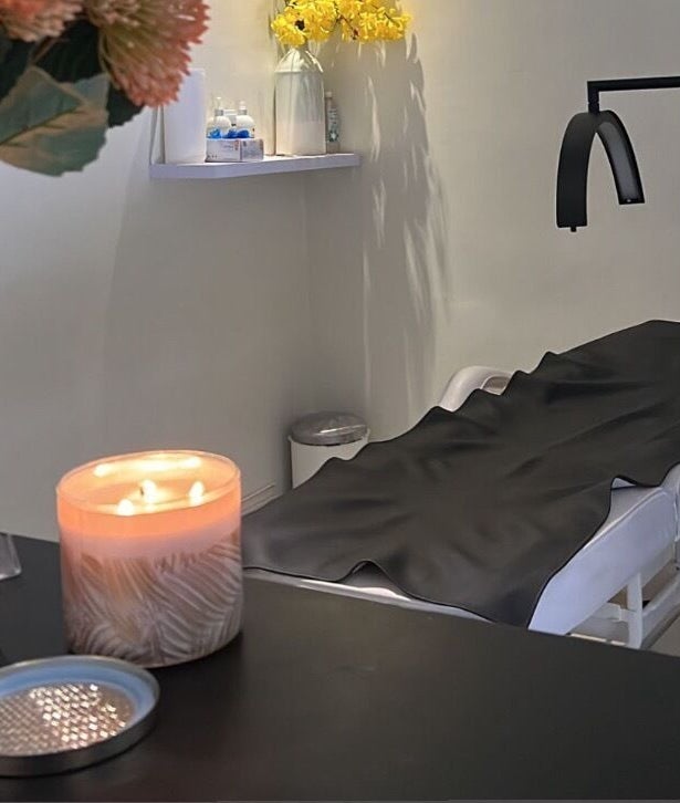 Cozy treatment room at The Sugaring Salon in Willemstad, CW with candle light and soothing ambiance.