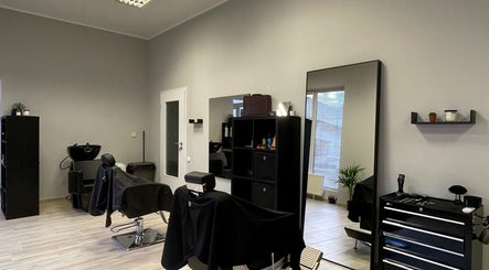 Modern belső tér a Medveczky Hair Salonban, Herend, HU.