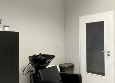 Mosóállomás Medveczky Hair Salon belső terében, Herend, HU modern dizájnnal.