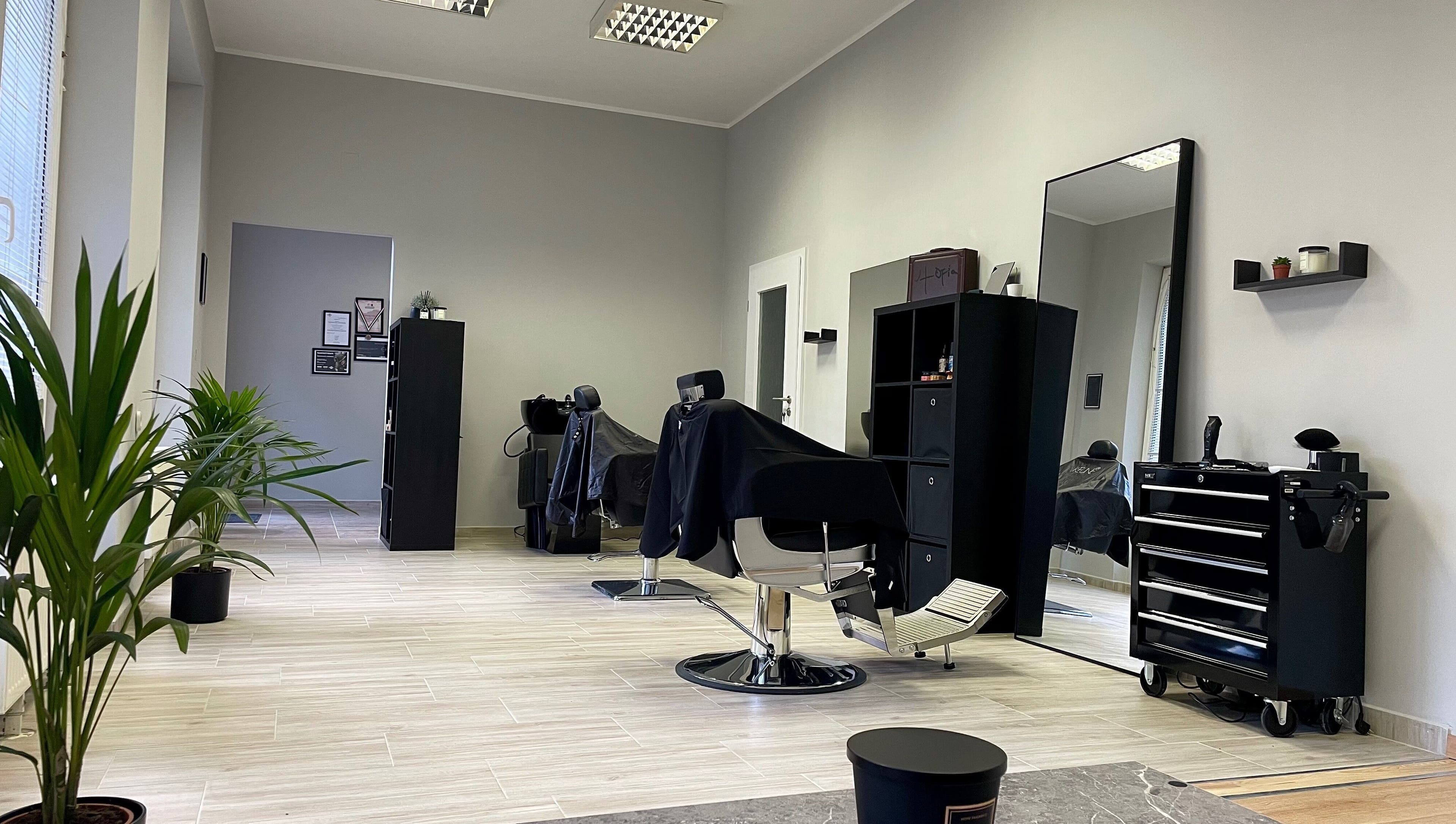 Medveczky Hair Salon modern belső tere Herend városában, kényelmes fodrászszékekkel.