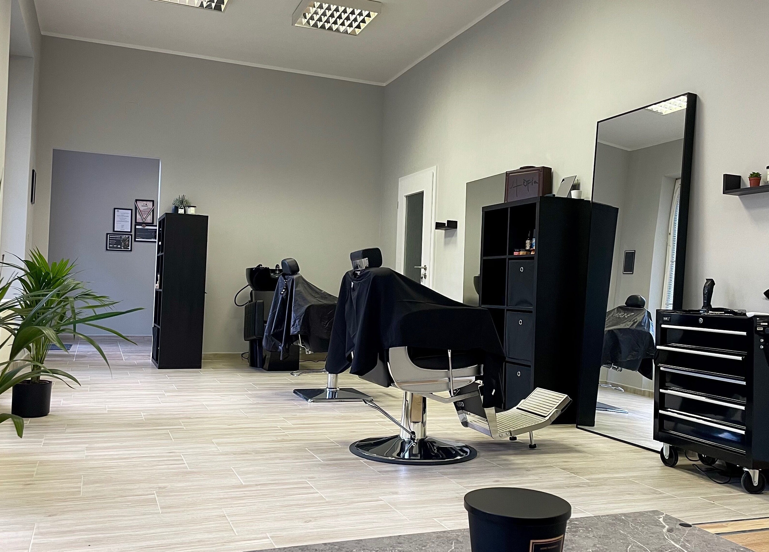 Medveczky Hair Salon modern belső tere Herend városában, kényelmes fodrászszékekkel.