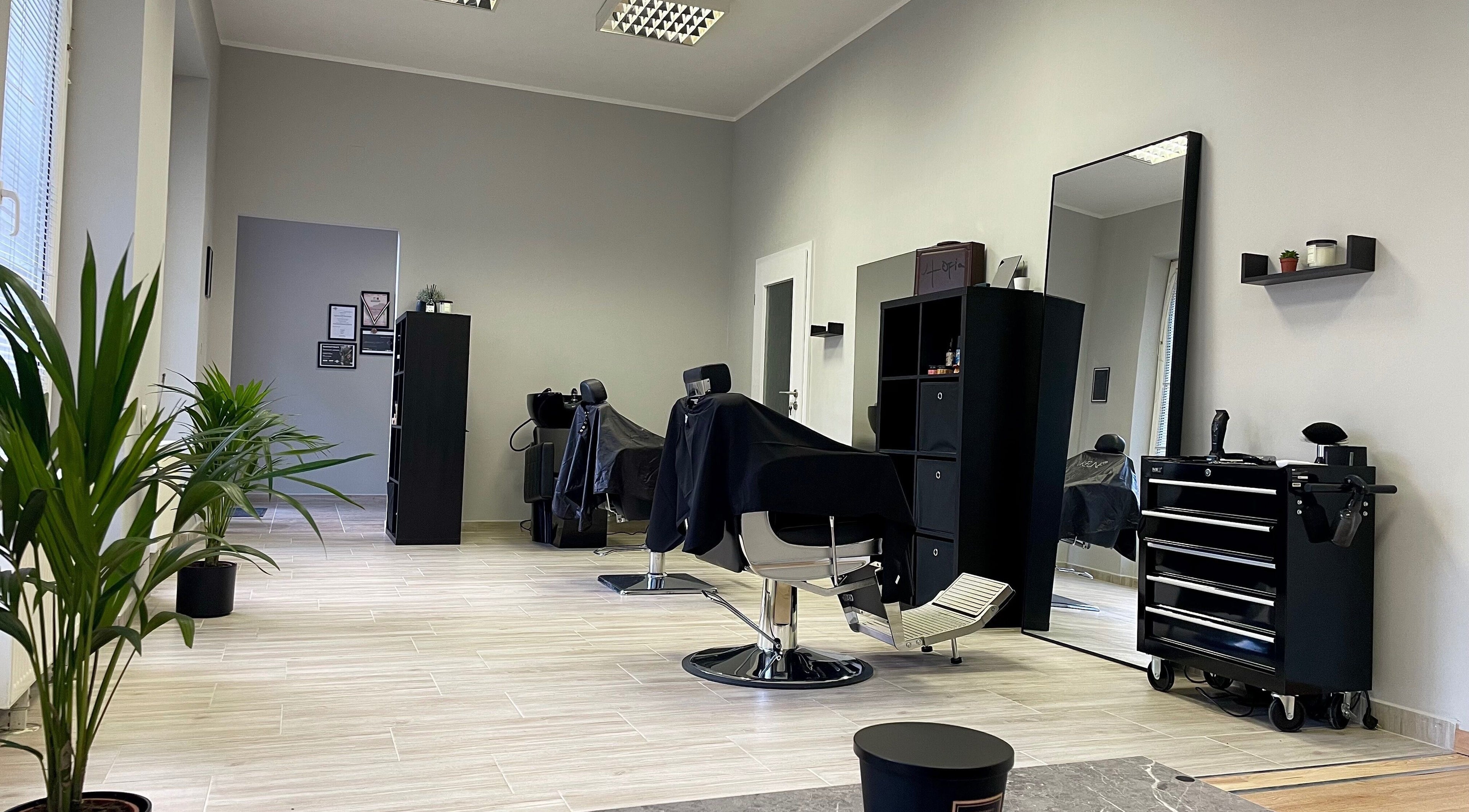 Medveczky Hair Salon modern belső tere Herend városában, kényelmes fodrászszékekkel.