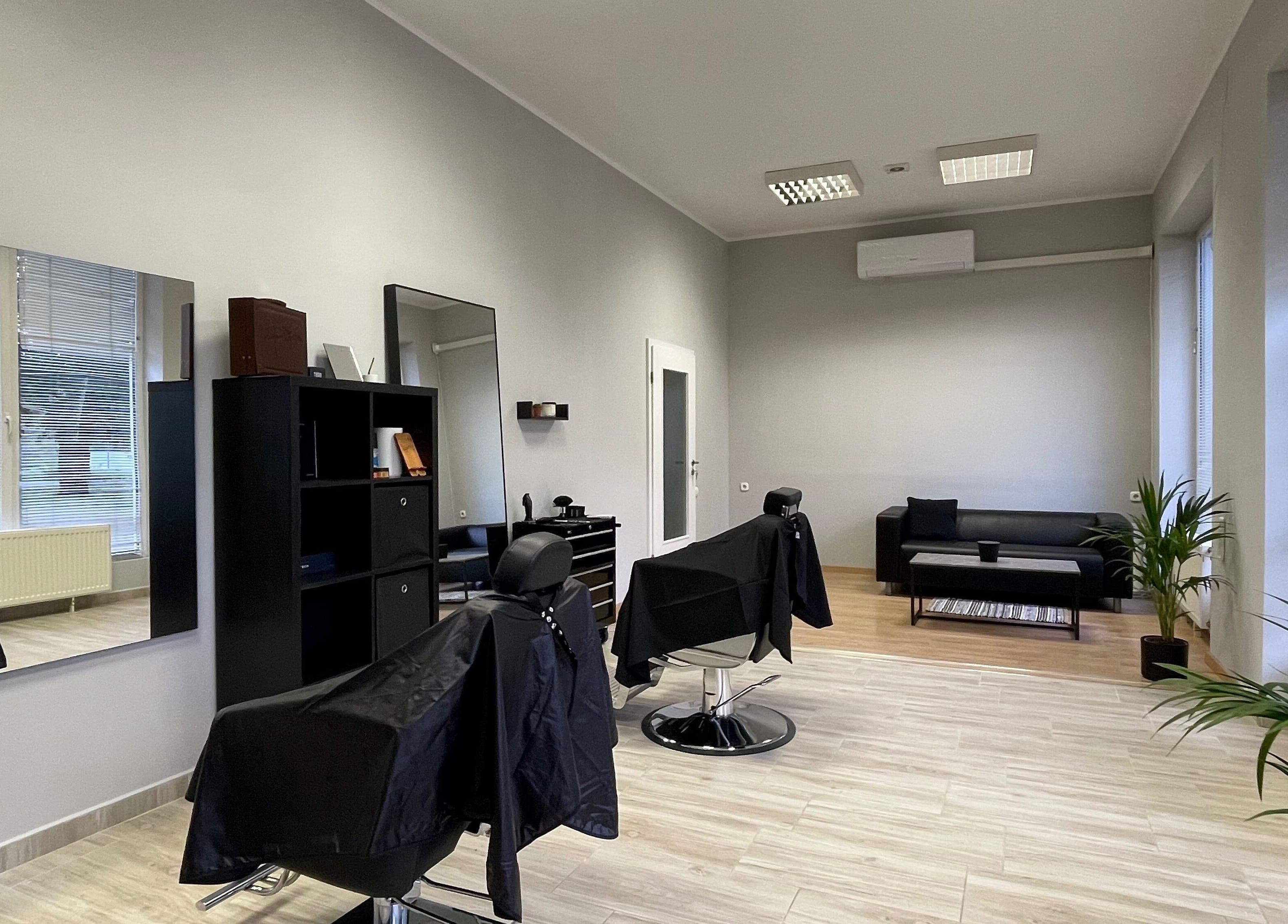Modern belső tér a Medveczky Hair Salonban, Herend, HU. Kényelmes székek és világos ablakok.