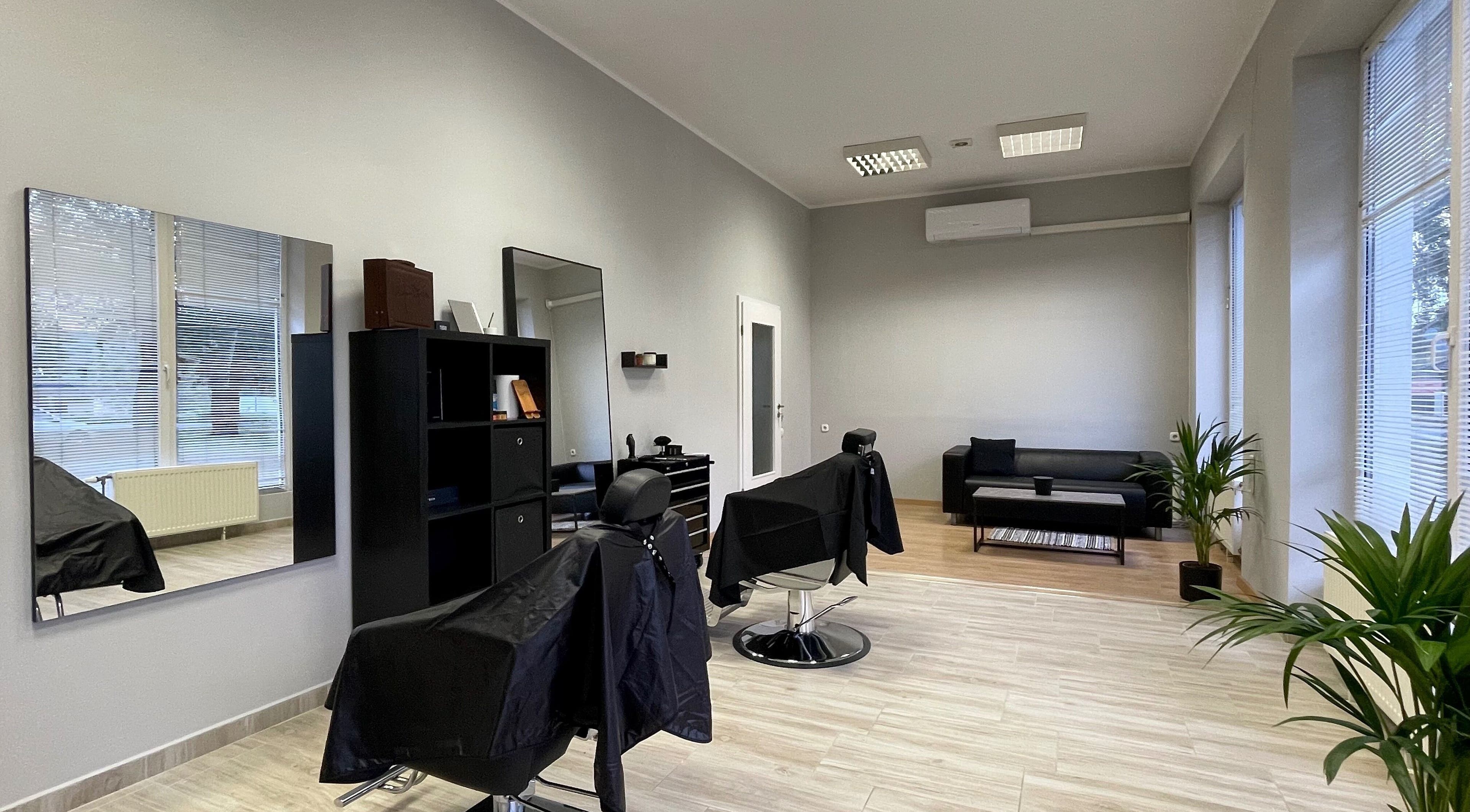 Modern belső tér a Medveczky Hair Salonban, Herend, HU. Kényelmes székek és világos ablakok.
