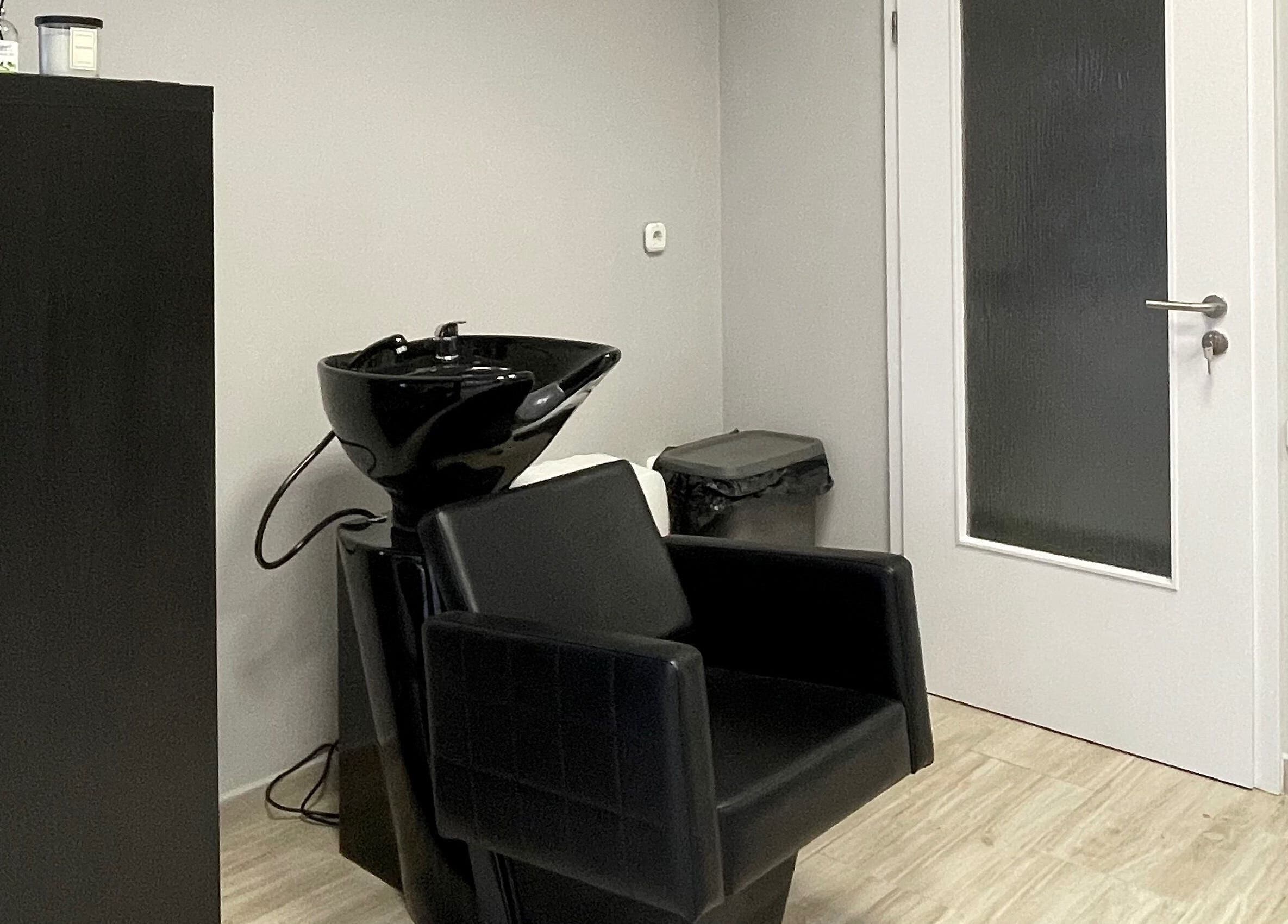 Stílusos fekete hajmosó szék a Medveczky Hair Salon-ban, Herend, HU.