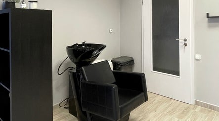 Stílusos fekete hajmosó szék a Medveczky Hair Salon-ban, Herend, HU.