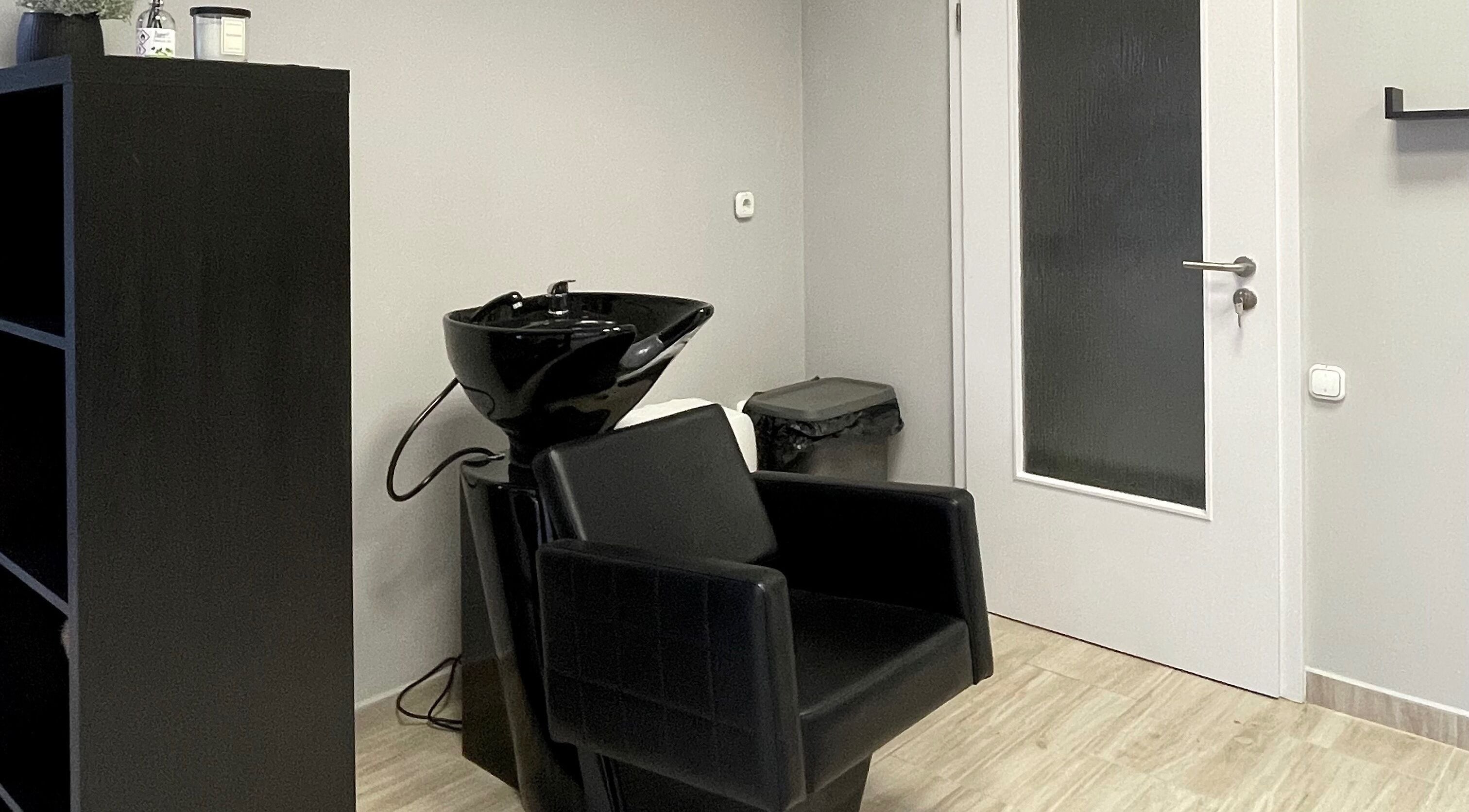 Stílusos fekete hajmosó szék a Medveczky Hair Salon-ban, Herend, HU.