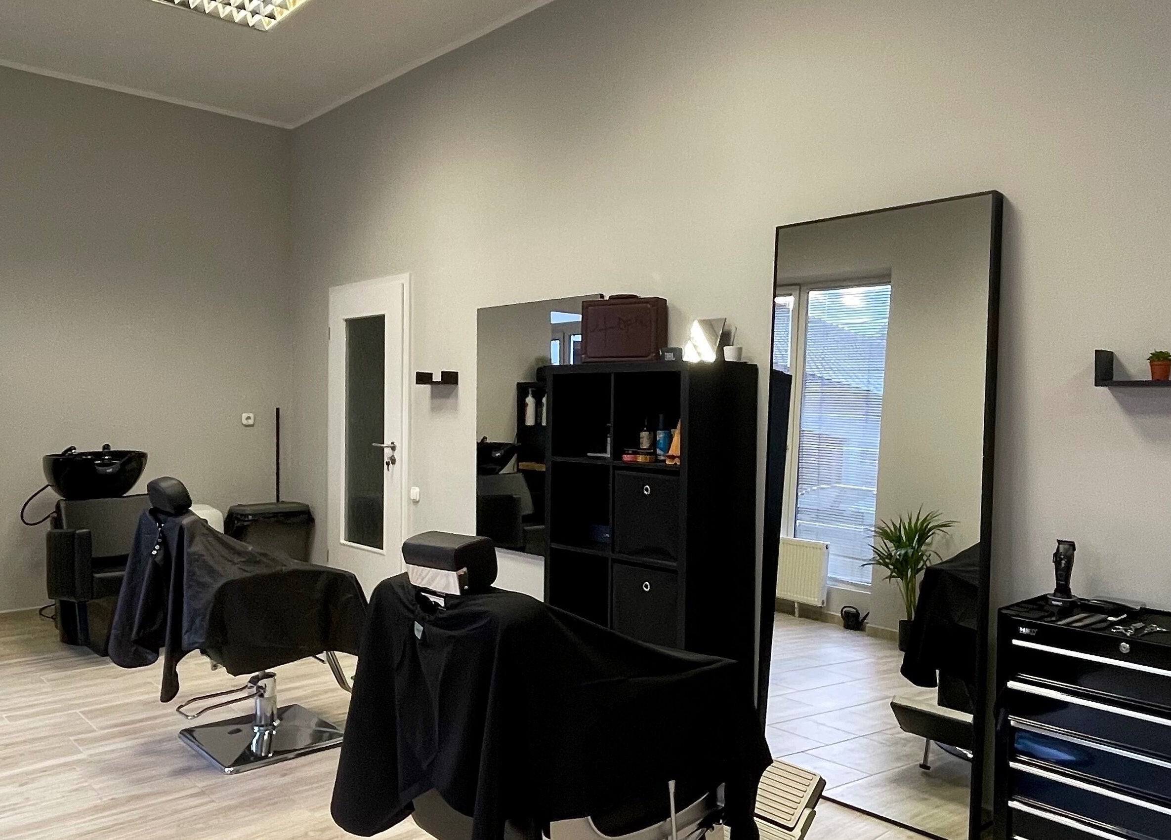 Stílusos belső tér a Medveczky Hair Salon-ban, Herend, HU. Modern berendezés és elegáns hangulat.