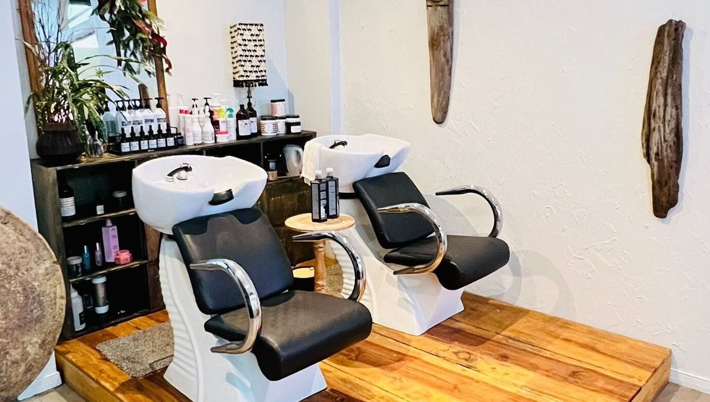 Área de lavado en Rivalbo, Grecia, Provincia De Alajuela, CR. Sillas cómodas y productos de belleza en exhibición.