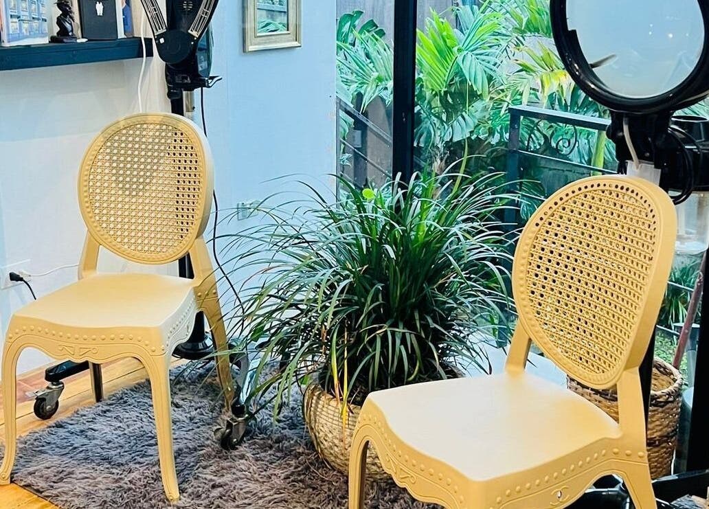 Rivalbo interior: Dos sillas frente a ventana con plantas en Grecia, Provincia De Alajuela, CR.