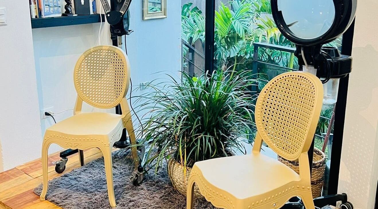 Rivalbo interior: Dos sillas frente a ventana con plantas en Grecia, Provincia De Alajuela, CR.