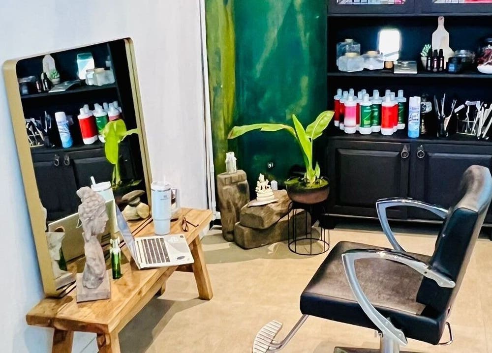 Área de belleza en Rivalbo, Grecia, Provincia De Alajuela, CR, con silla negra y espejo elegante.