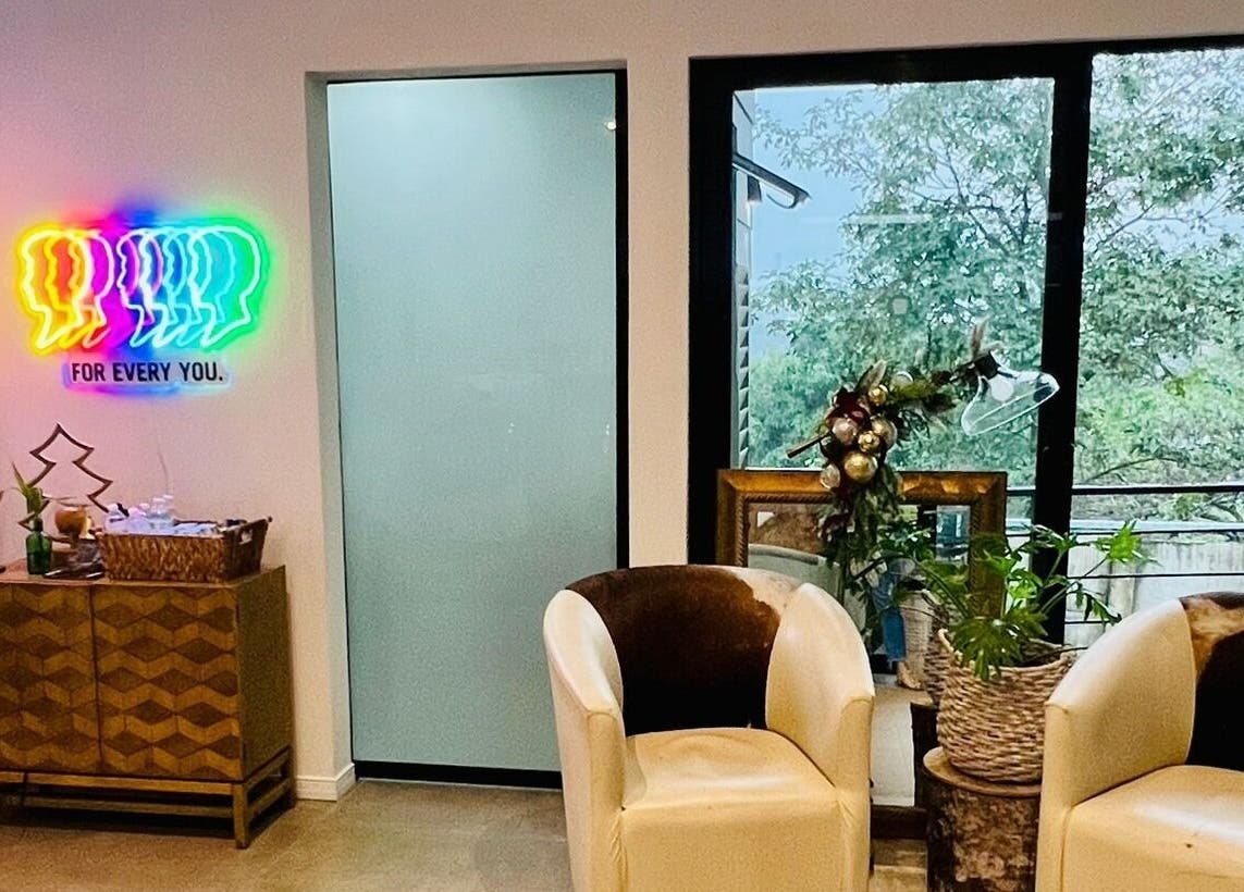 Interior de Rivalbo en Grecia, Provincia De Alajuela, CR, con sillas modernas y decoración luminosa.