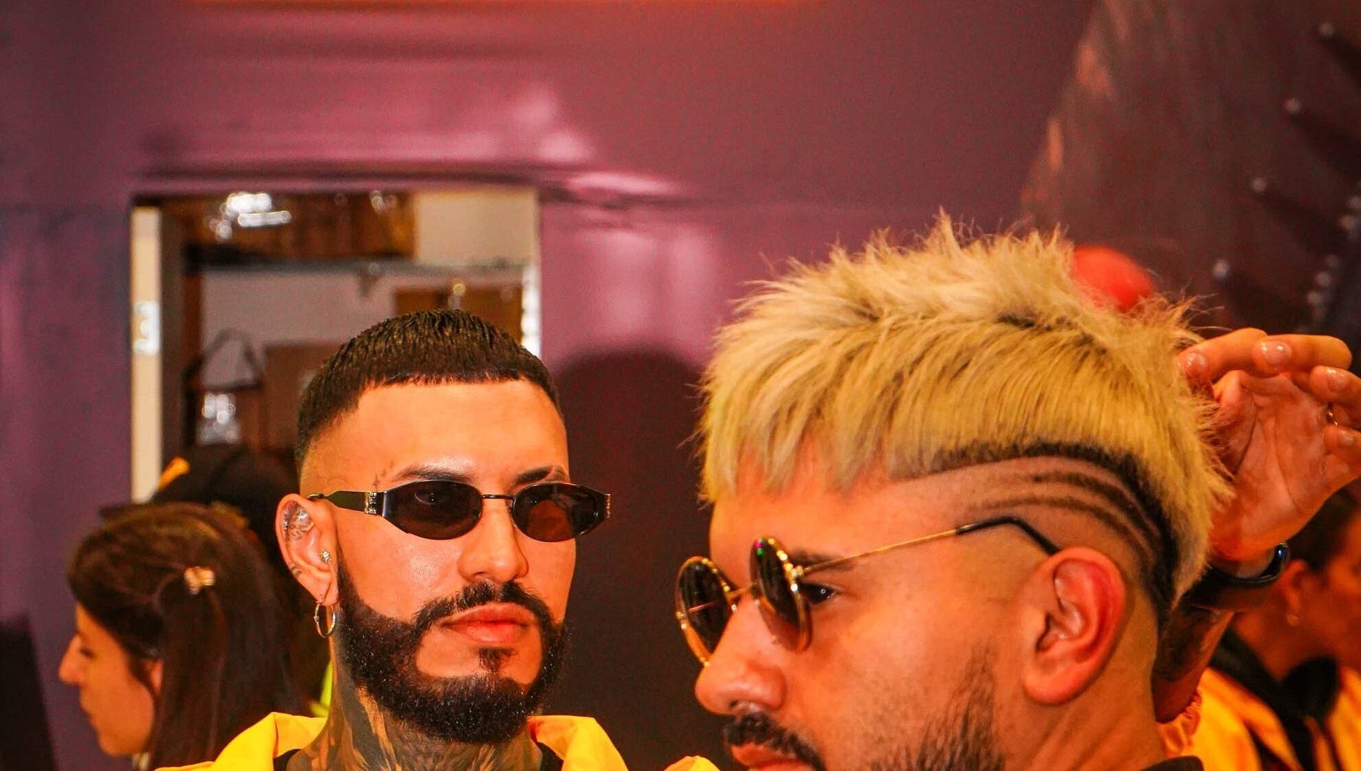 Estilistas creativos en CAPITAL CHAPINERO, Bogotá, Cundinamarca, CO, mostrando cortes modernos.