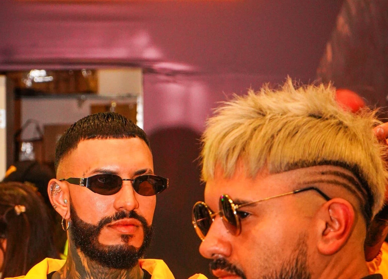 Estilistas creativos en CAPITAL CHAPINERO, Bogotá, Cundinamarca, CO, mostrando cortes modernos.