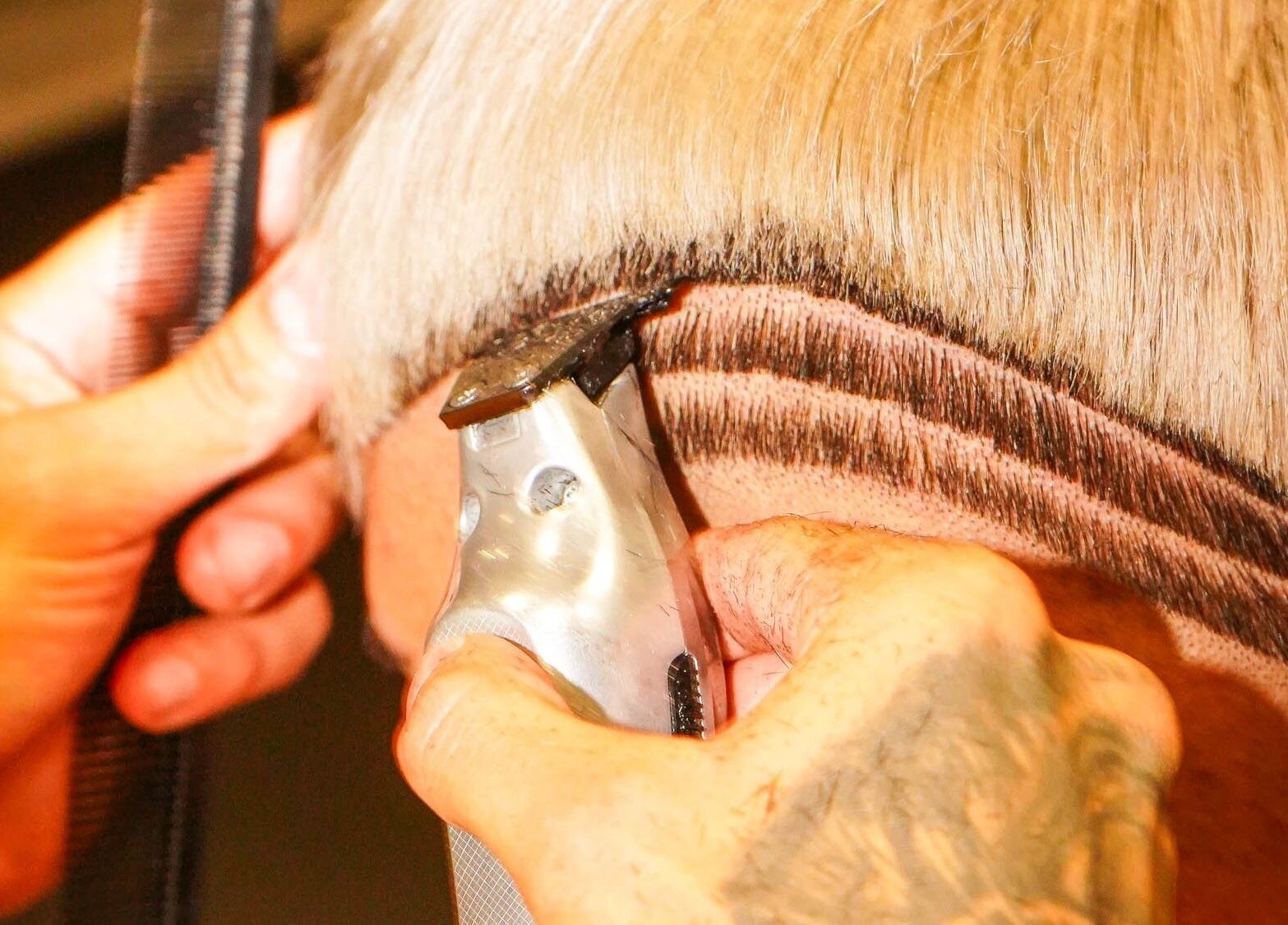 Corte de cabello preciso en CAPITAL CHAPINERO, Bogotá, Cundinamarca, CO, resaltando el detalle artístico.